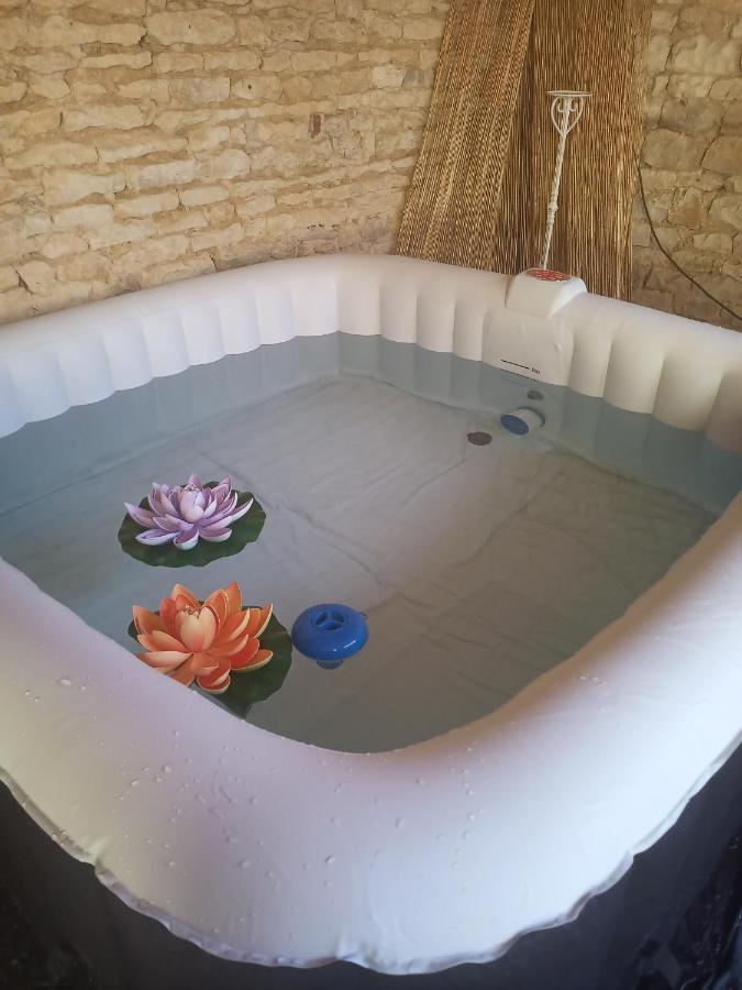 Bed and Breakfast Grande Chambre D'Hote Pour 4 A 5 Personnes Chef-Boutonne Exterior foto
